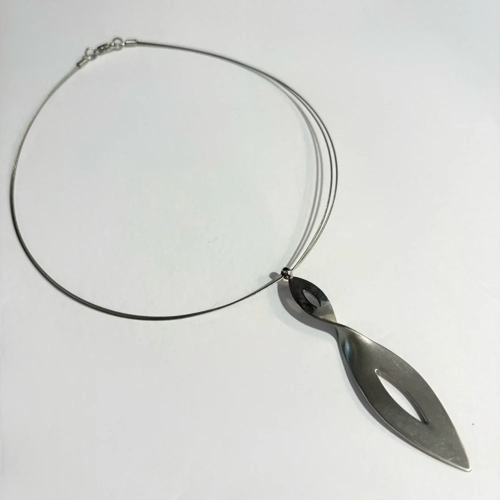Vintage Wire Curved Swerve Pendant Choker Necklace